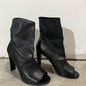 Stuart Weitzman Black peel toe shoes